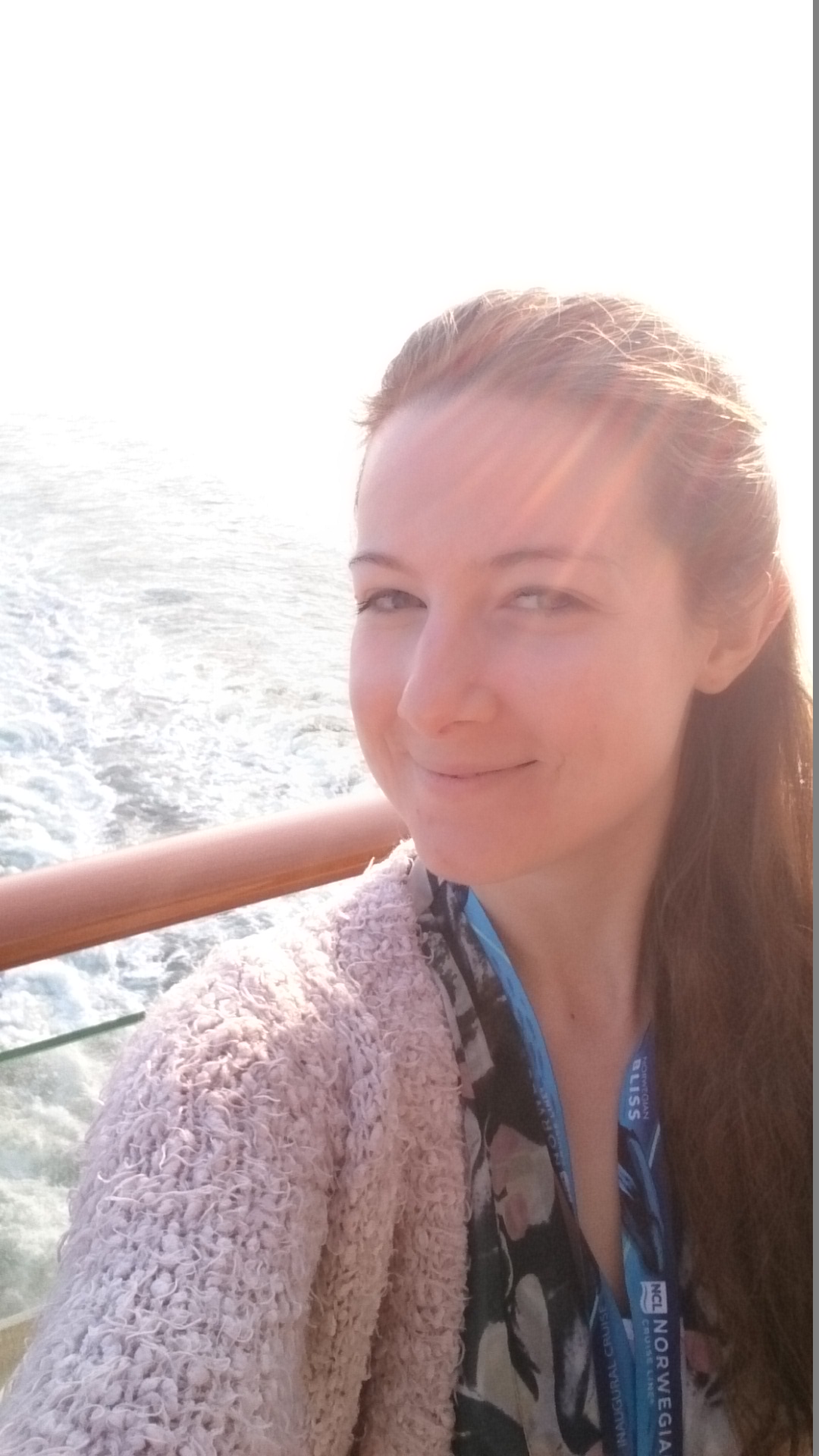 Larissa Wolfram-Kuhl auf Kreuzfahrtdeck im Sonnenaufgang lächelt in die Kamera