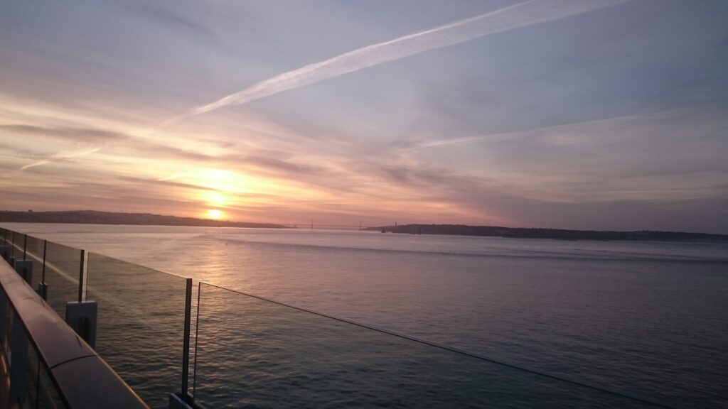 Romantischer Sonnenuntergang auf hoher See – Blick vom Kreuzfahrtschiff aufs offene Meer
Genieße die Magie eines Sonnenuntergangs über dem Meer, direkt vom Deck eines Kreuzfahrtschiffs – der perfekte Moment für unvergessliche Flitterwochen oder einen exklusiven Traumurlaub auf See.
