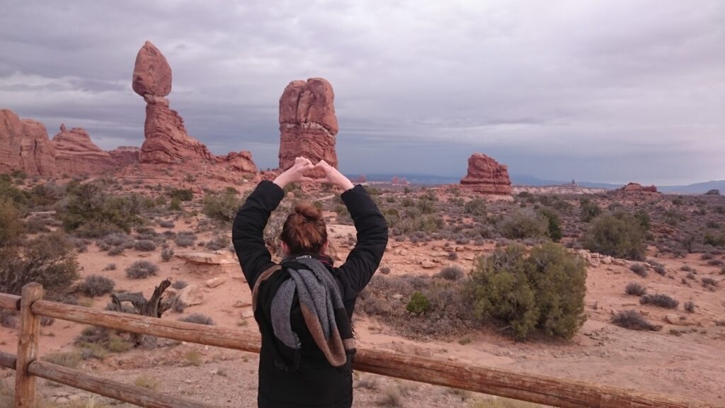 Larissa von Herzreise blickt auf roten Sandsteinfelsen im Monument Valley, Utah