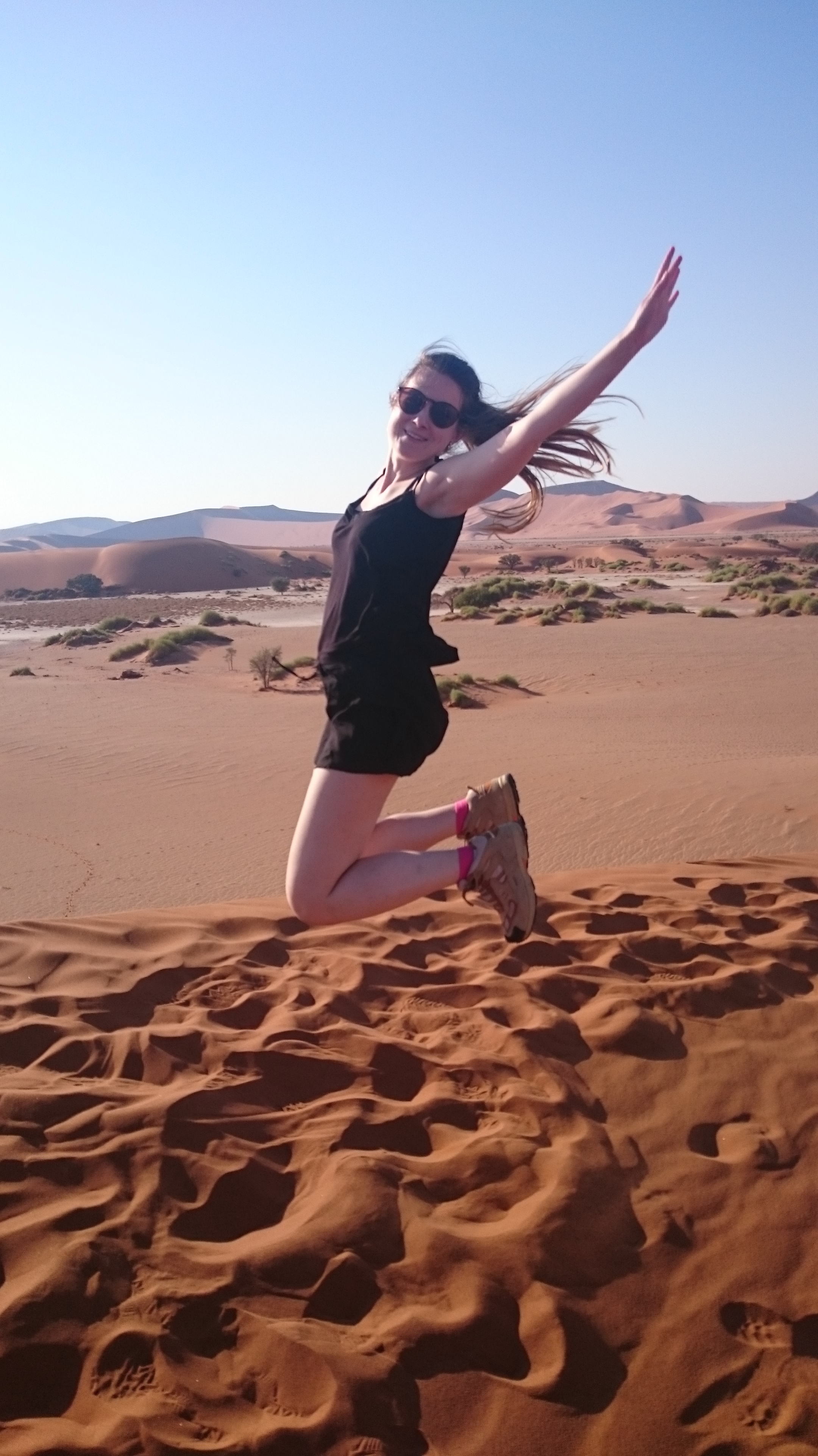Auf einer berühmten Düne im Sossusvlei – unvergessliche Reiseerlebnisse in Namibia
Ich stehe auf einer der ikonischen Sanddünen im Sossusvlei, mitten in der beeindruckenden Namib-Wüste. Mit Herzreise begleite ich dich zu den schönsten und spektakulärsten Reisezielen Afrikas – persönlich, flexibel und mit viel Herz.