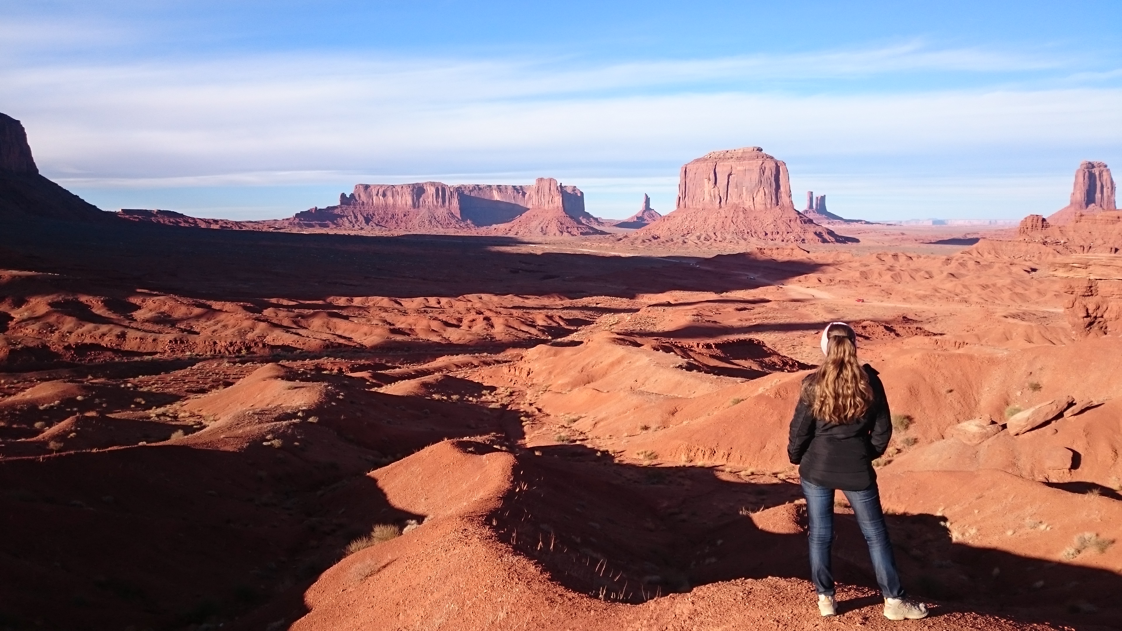 Frau auf Aussichtspunkt im Monument Valley mit Blick auf rote Tafelberge, Arizona