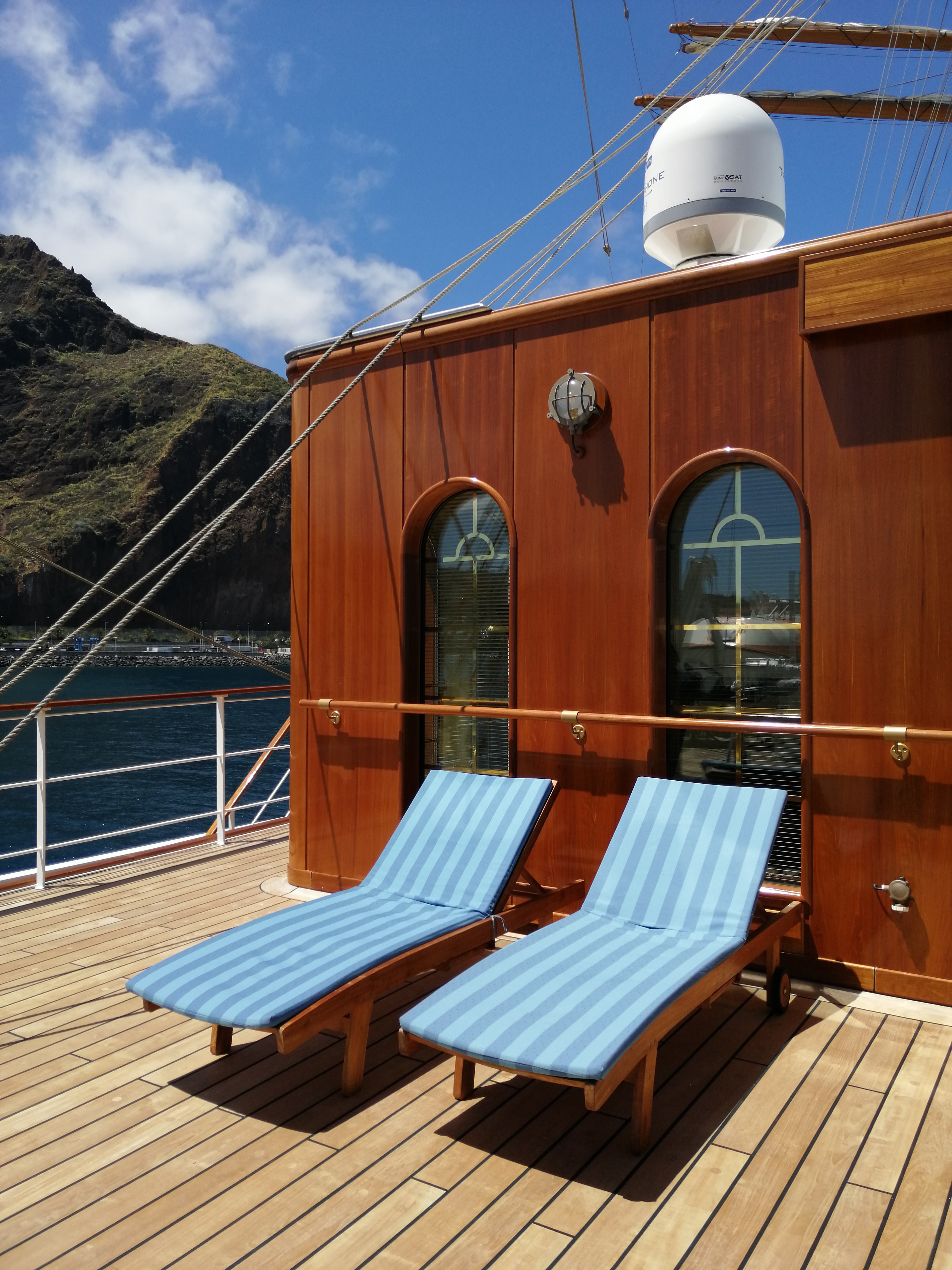 Entspannung an Deck eines Segelschiffs – Kreuzfahrten so vielfältig wie deine Reiseträume
Bequeme Sonnenliegen auf einem stilvollen Segelschiff – ein Symbol für die Vielfalt im Kreuzfahrtangebot von Herzreise. Ob luxuriös, abenteuerlich oder ganz individuell: Ich finde die passende Kreuzfahrt für dich.