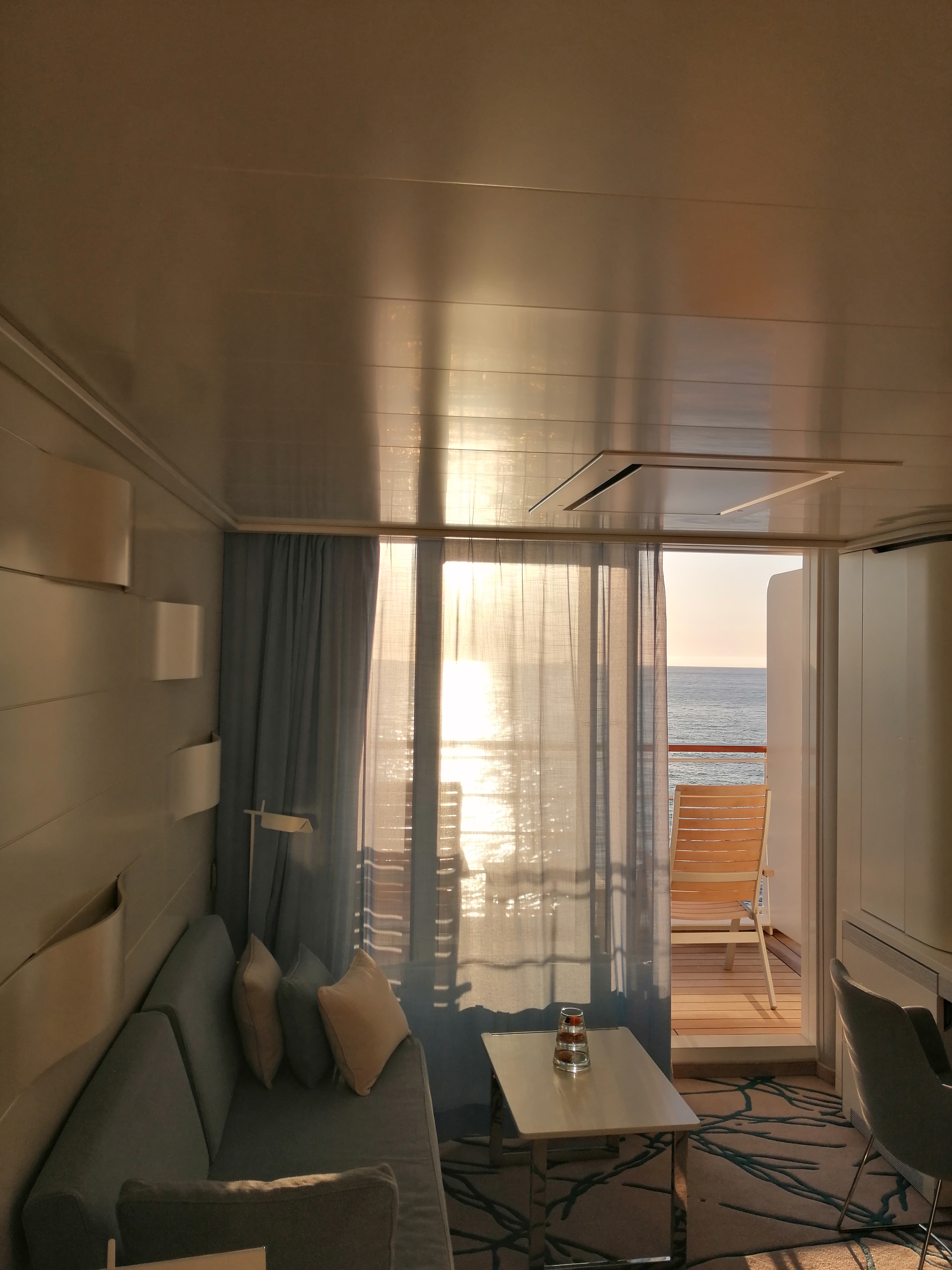 Kabine auf einem Kreuzfahrtschiff mit Blick auf den Balkon im Sonnenaufgang, stilvoll