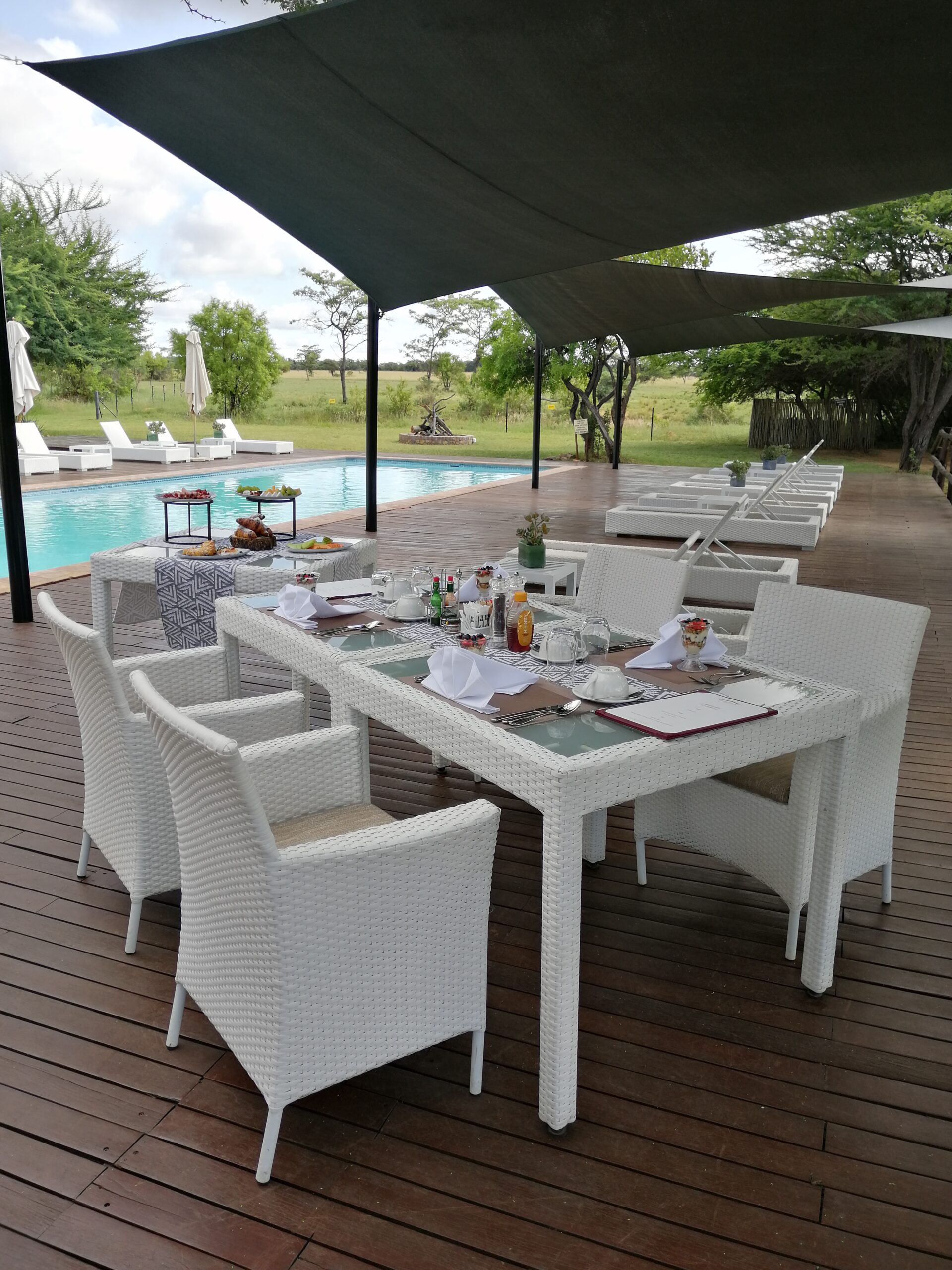 Exklusives Frühstück am Pool – Reisegenuss nach Maß mit Herzreise
Ein stilvoll gedeckter Frühstückstisch vor einem Pool, ganz nach den Wünschen der Gäste – genauso individuell ist auch meine Reiseberatung: flexibel, persönlich und überall dort, wo du sie brauchst.