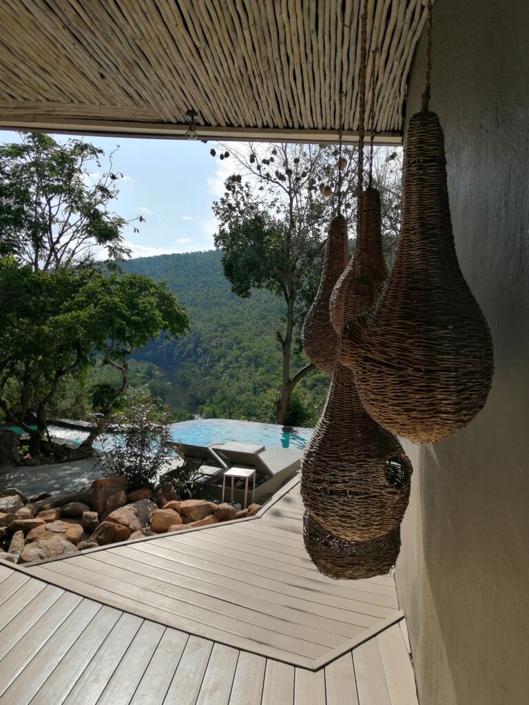 Modernes Hideaway mit Panoramablick – Rückzugsort für unvergessliche Flitterwochen
Ein exklusives Hideaway in modernem Design, mit atemberaubendem Panoramablick – perfekt für romantische Flitterwochen und luxuriöse Traumreisen, ganz persönlich geplant mit Herzreise.