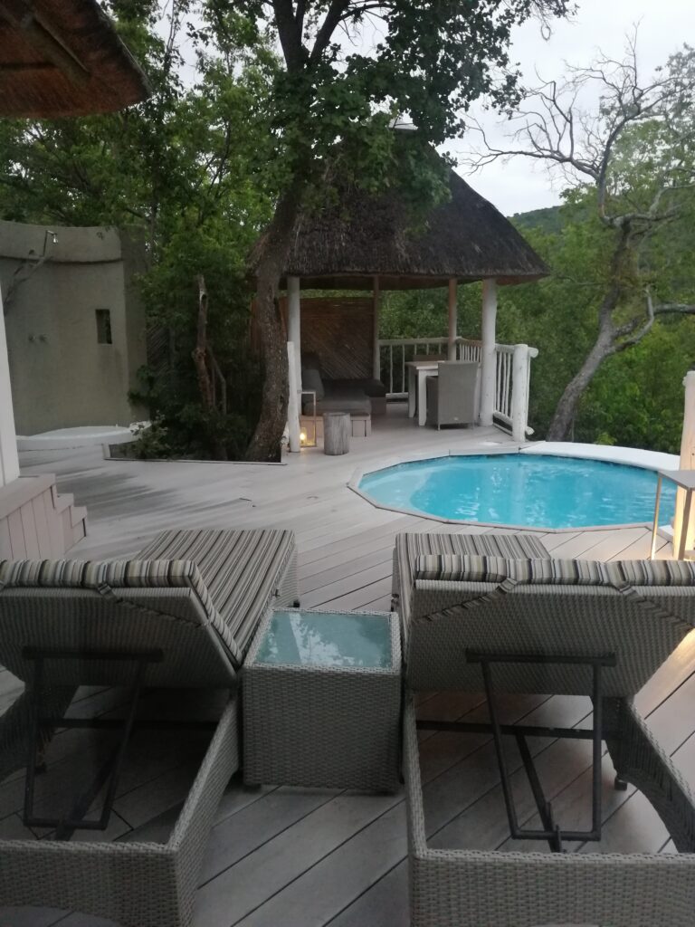 Exklusive private Unterkunft mit eigenem Pool und atemberaubendem Blick auf die Wildnis des Reservats. Genieße entspannte Stunden auf bequemen Liegen und stimmungsvolle Beleuchtung für magische Abende unter freiem Himmel.