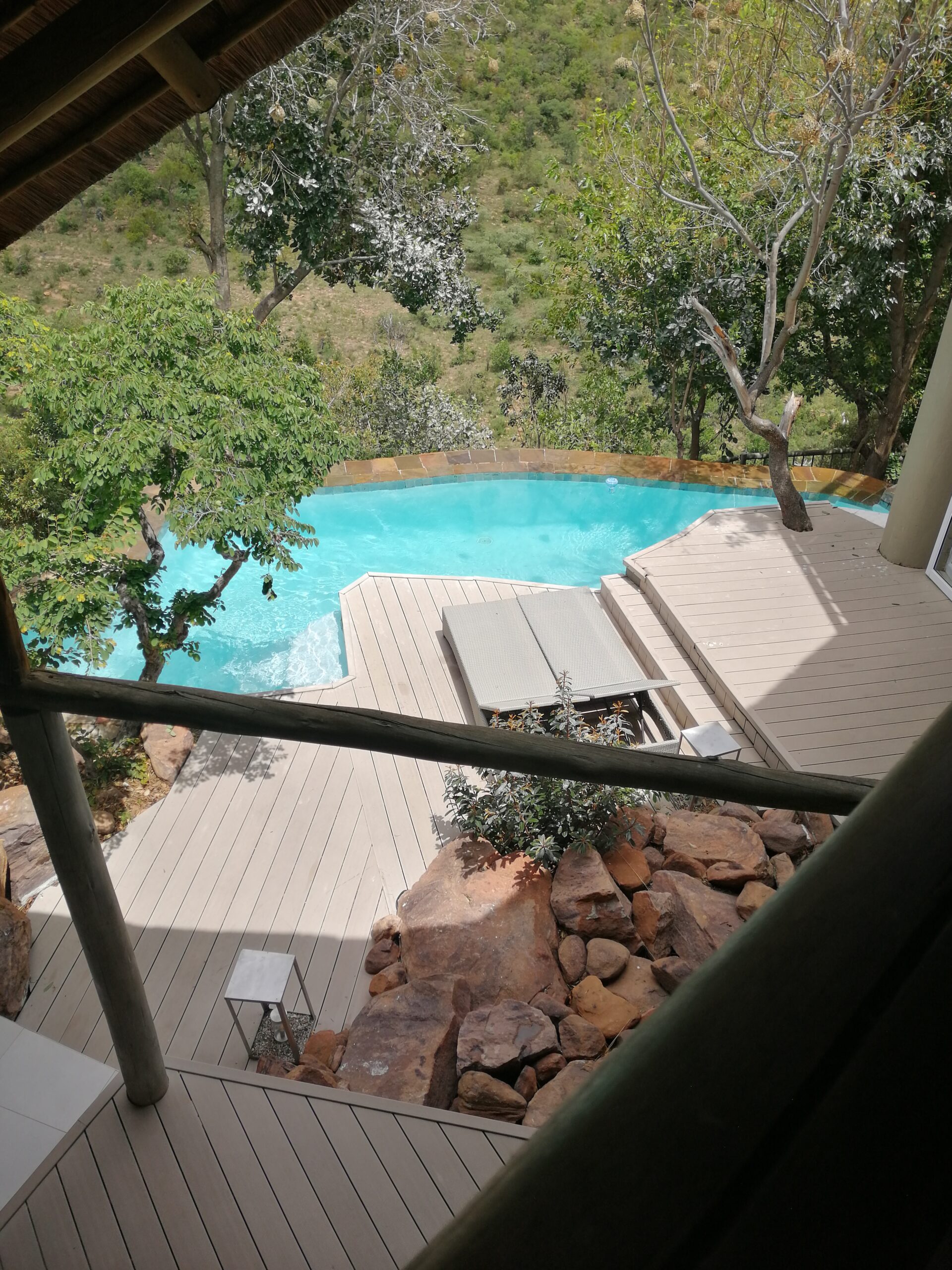 Private Villa mit Terrasse und Tauchbecken mit Blick auf die grüne Buschlandschaft in Südafrika