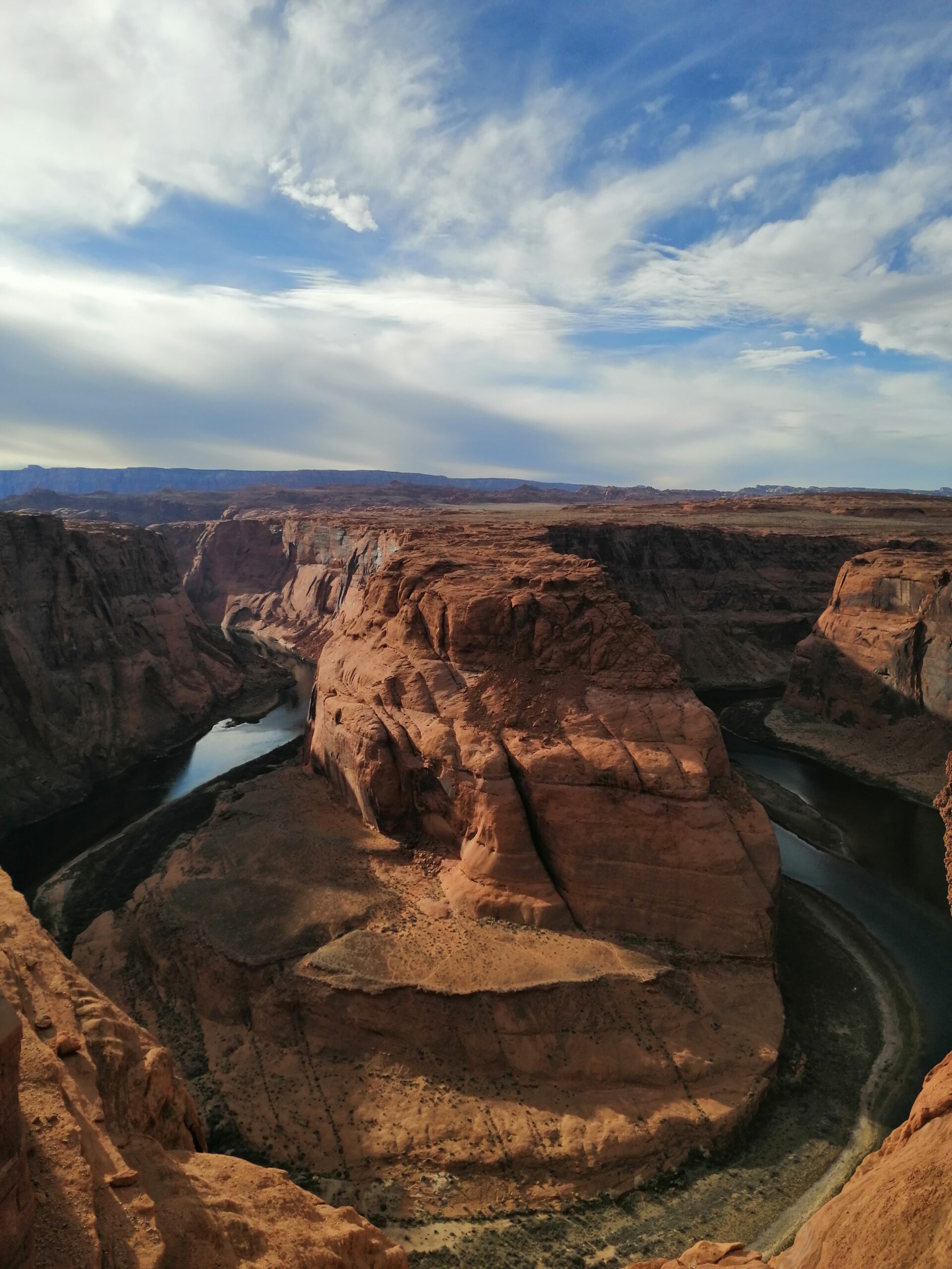 Horseshoe Bend mit Colorado River in tiefer Schlucht bei Page, Arizona