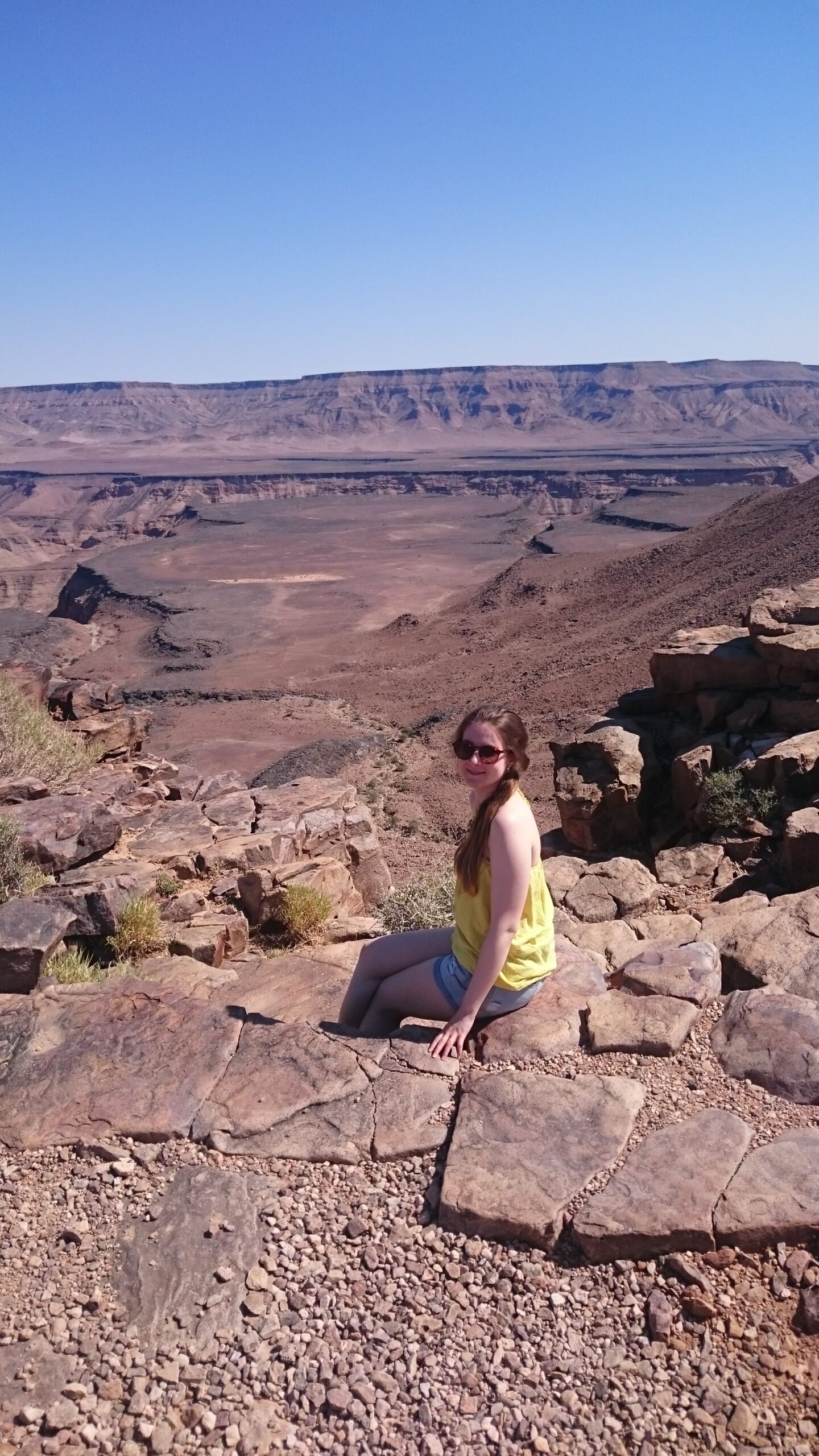 Vor dem beeindruckenden Fish River Canyon – Deine Reiseexpertin mit Weltkenntnis
Ich vor der atemberaubenden Kulisse des Fish River Canyons in Namibia. Mit meiner Erfahrung und Leidenschaft für die Welt plane ich für dich unvergessliche Traumreisen und einzigartige Abenteuer – persönlich und individuell mit Herzreise.