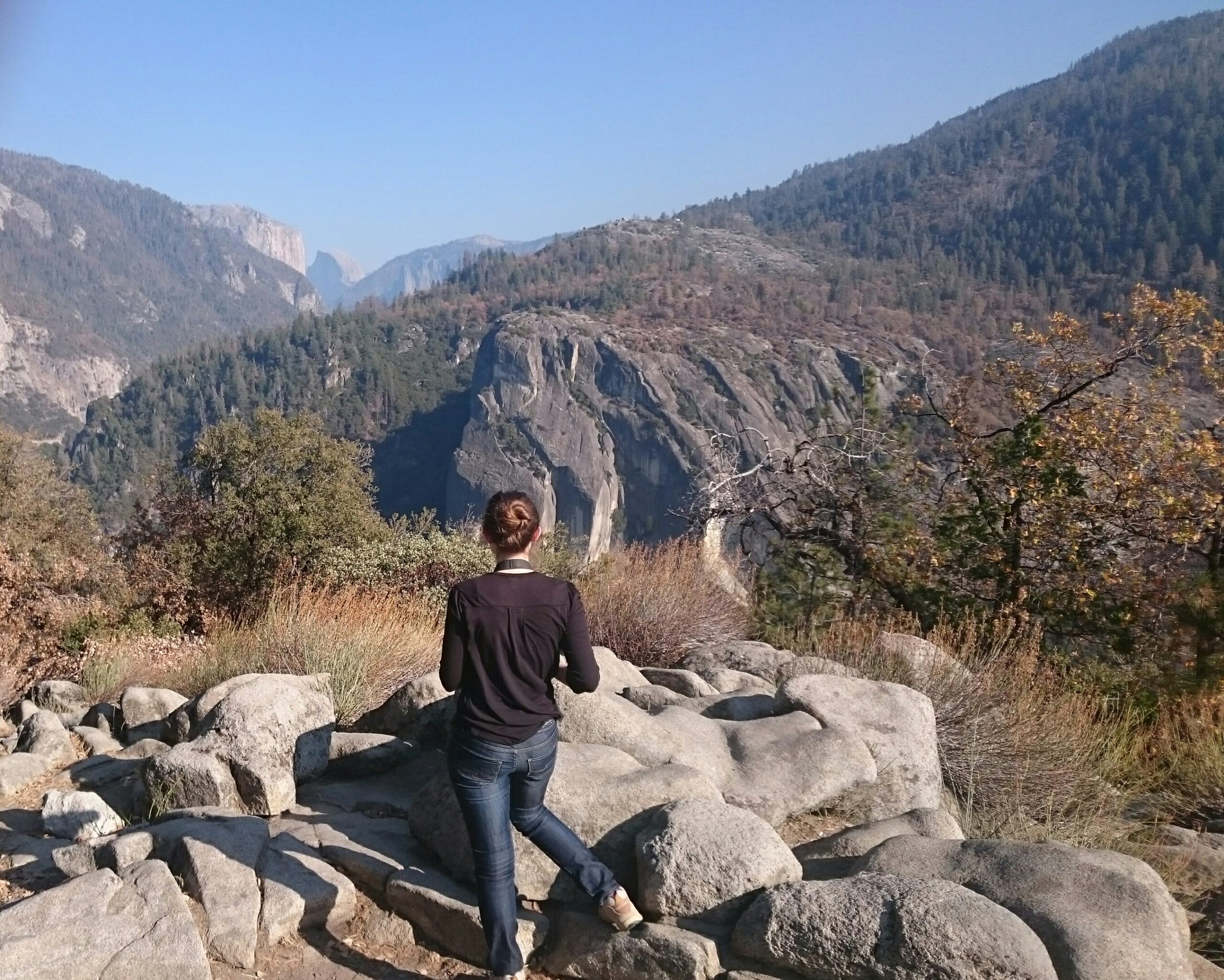 Reisende auf Felsen mit Blick ins Yosemite Valley, Kalifornien