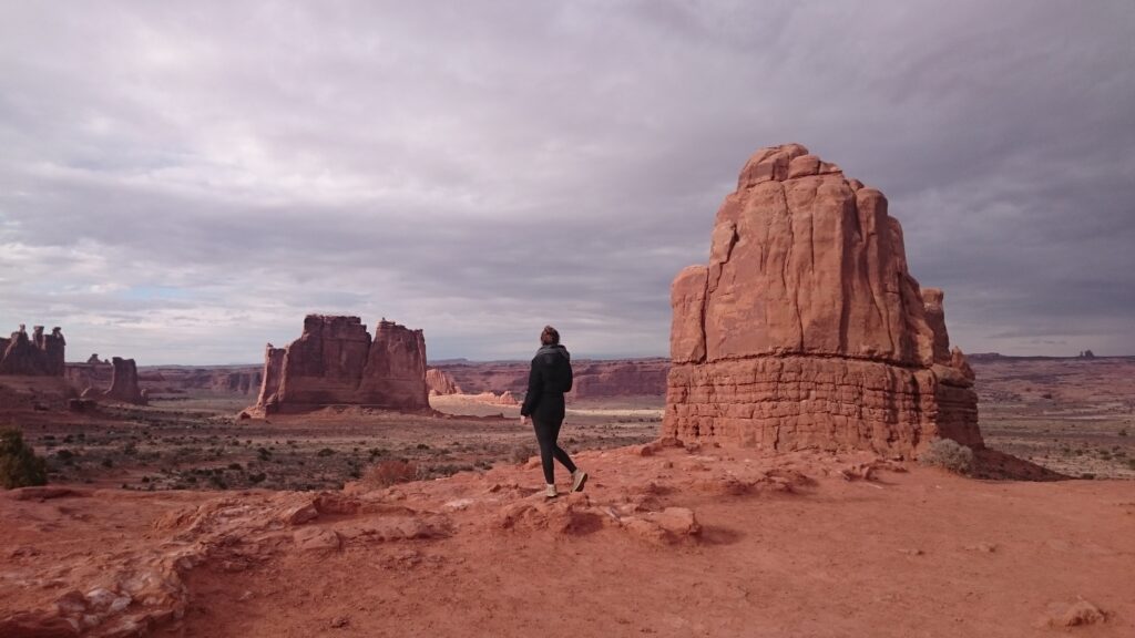Larissa Wolfram-Kuhl läuft auf rote Felsformationen im Monument Valley zu