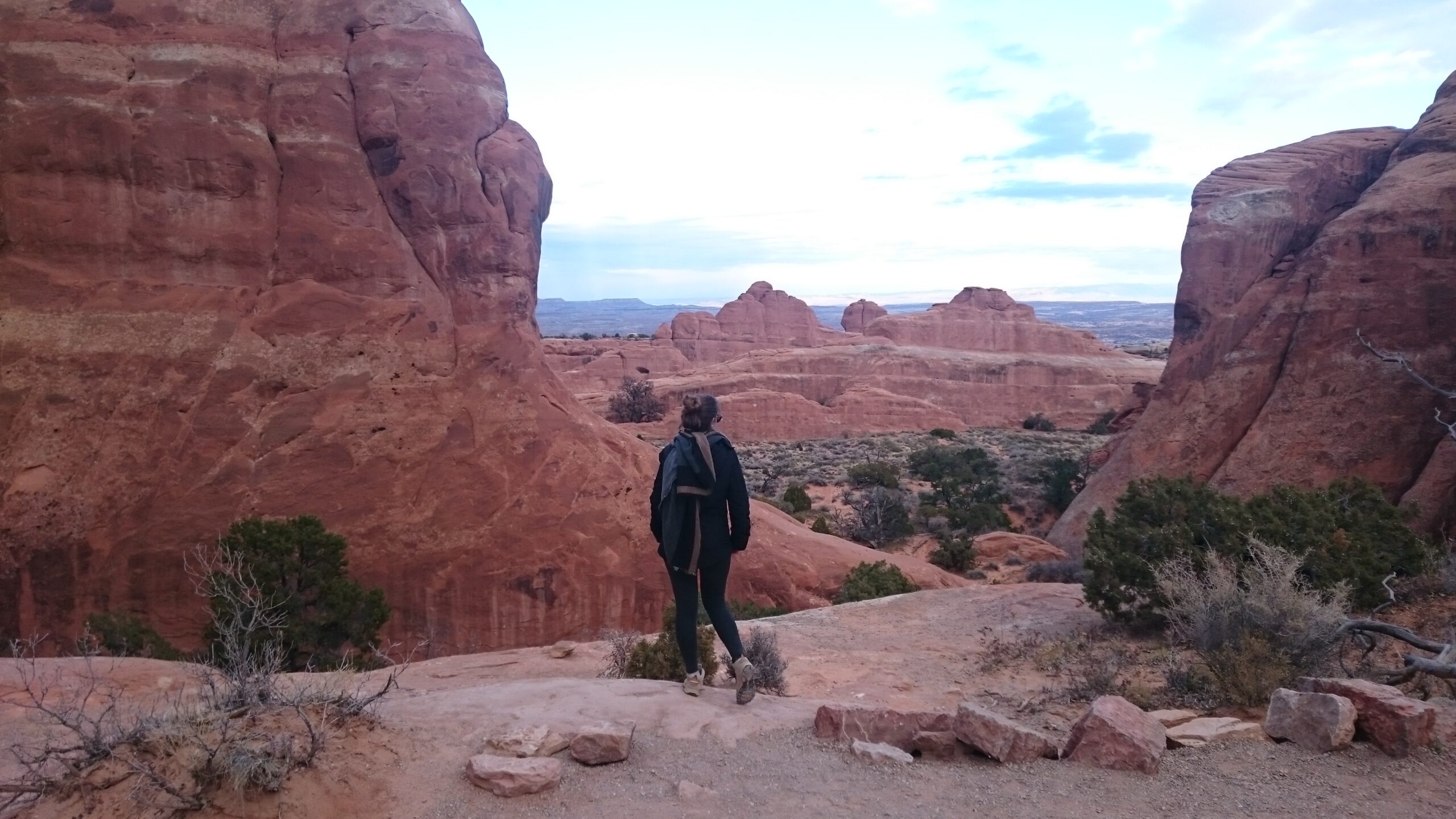 Wanderer zwischen roten Felsen im Bryce Canyon Nationalpark, Utah