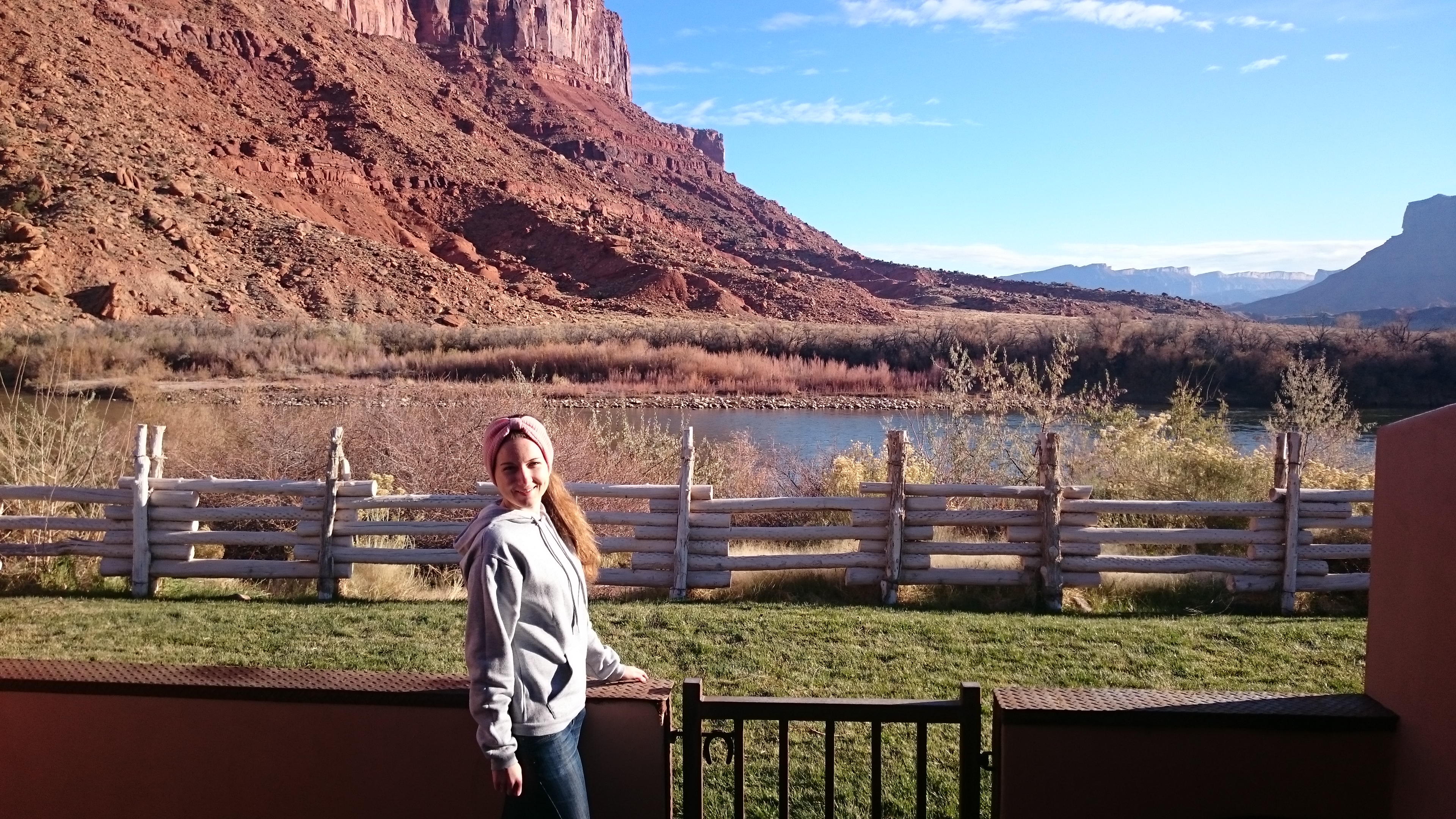 Larissa Wolfram-Kuhl an einer Mauer stehend im Hintergrund Wasser und rote Felsen