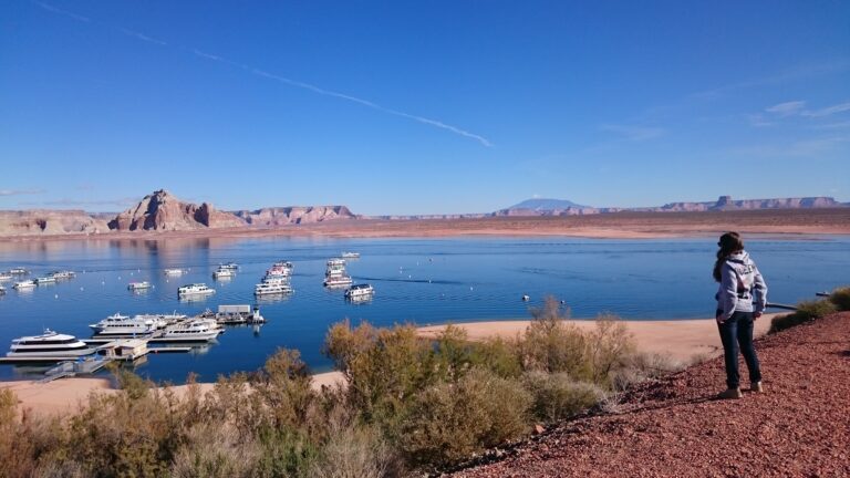 Lake Powell mit Booten auf blauem Wasser in Arizona