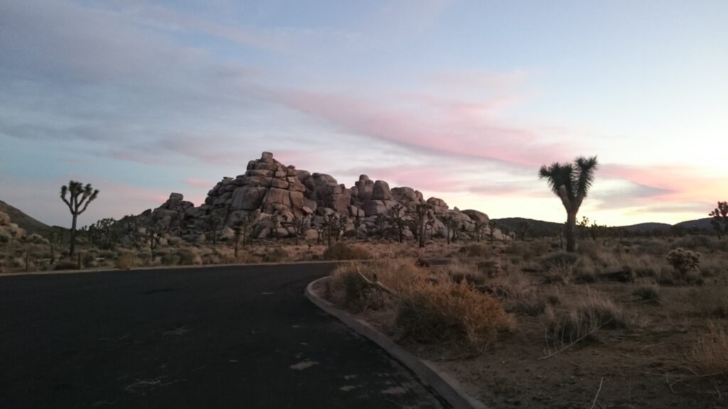 Kurvenstraße durch Felslandschaft im Joshua-Tree-Nationalpark, Kalifornien