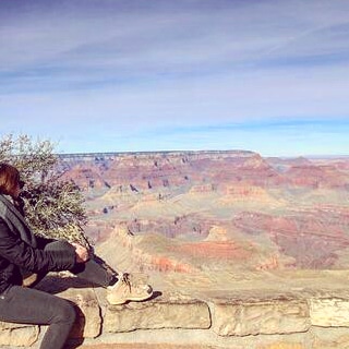 Besucher am Aussichtspunkt des Grand Canyon mit Blick in die Schlucht, Arizona