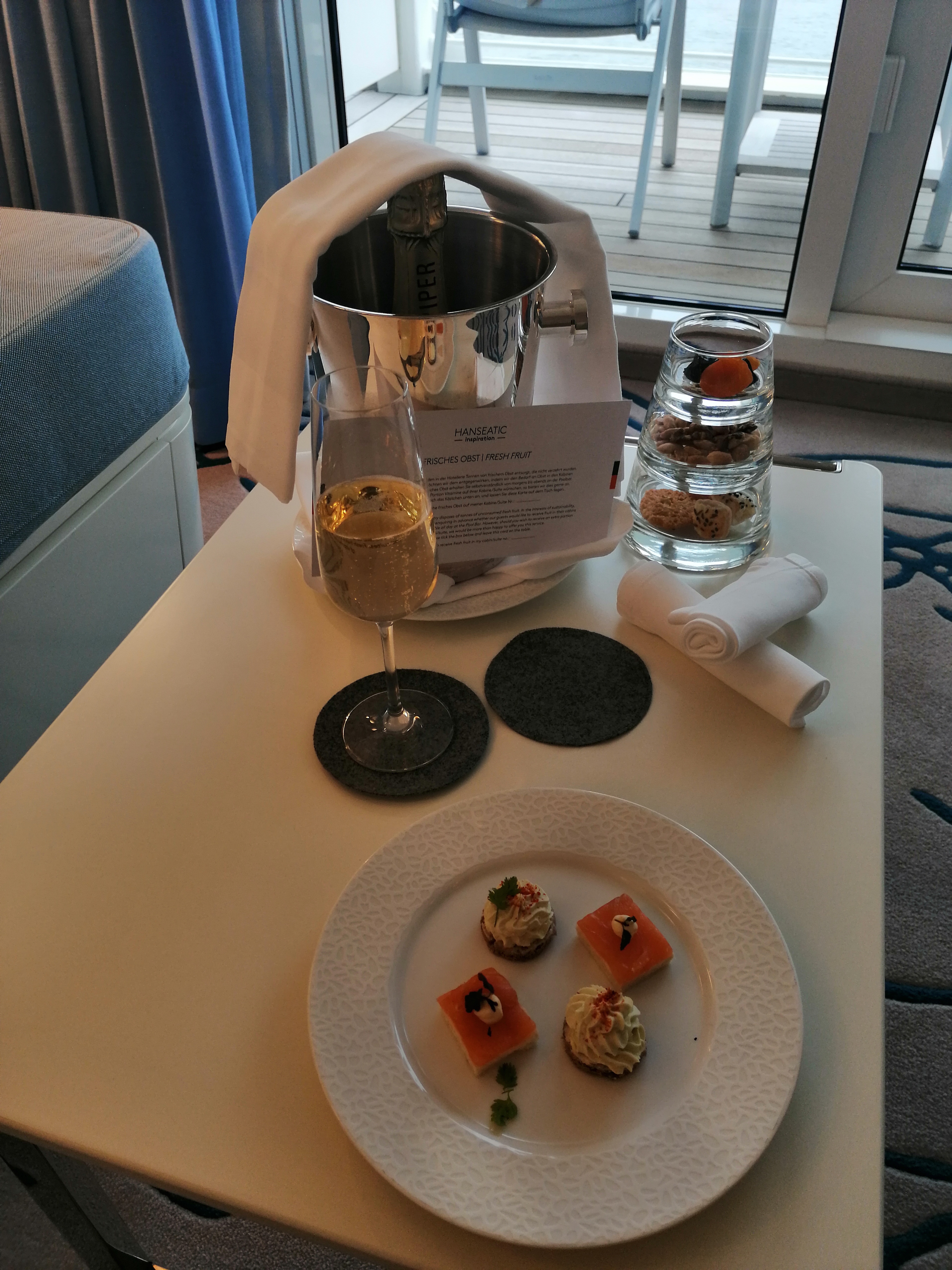 Champagner auf Eis mit Häppchen beim Zimmerservice auf einem Kreuzfahrtschiff