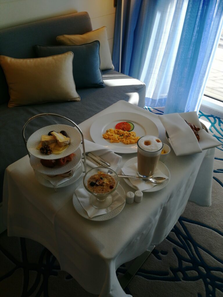 Frühstücksservice in der Kabine mit Kaffee und Obst auf einem Kreuzfahrtschiff