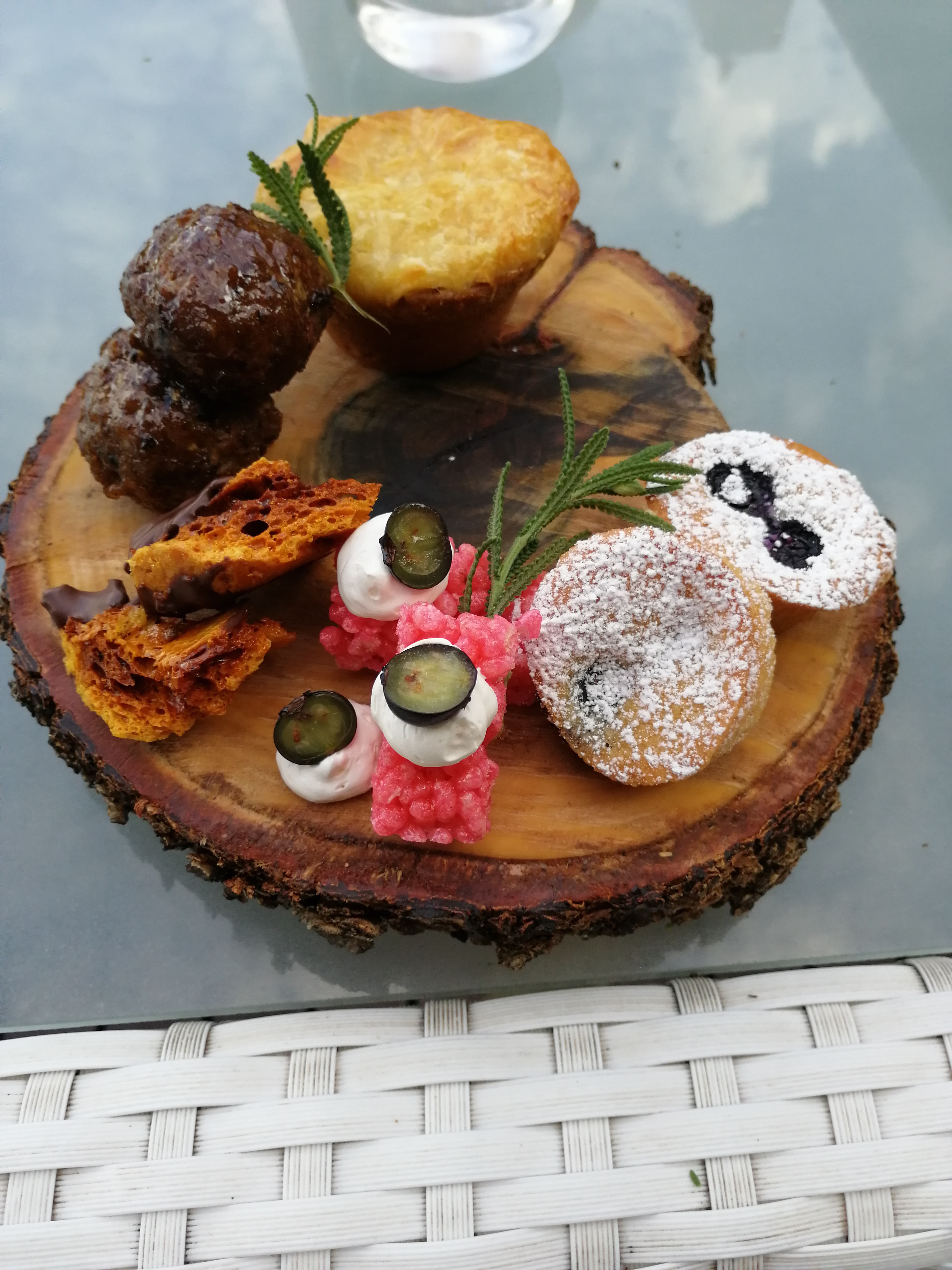 Gourmet-Frühstück auf Holzbrett in einer Safari-Lodge in Südafrika