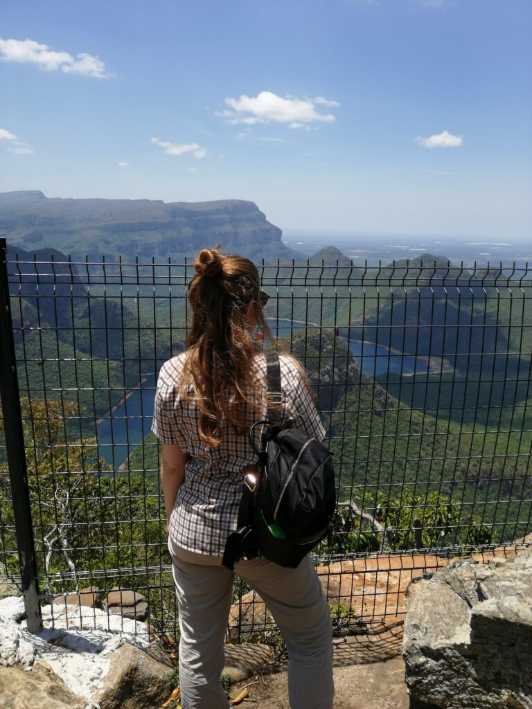 Reisende am Aussichtspunkt des Blyde River Canyon in Südafrika