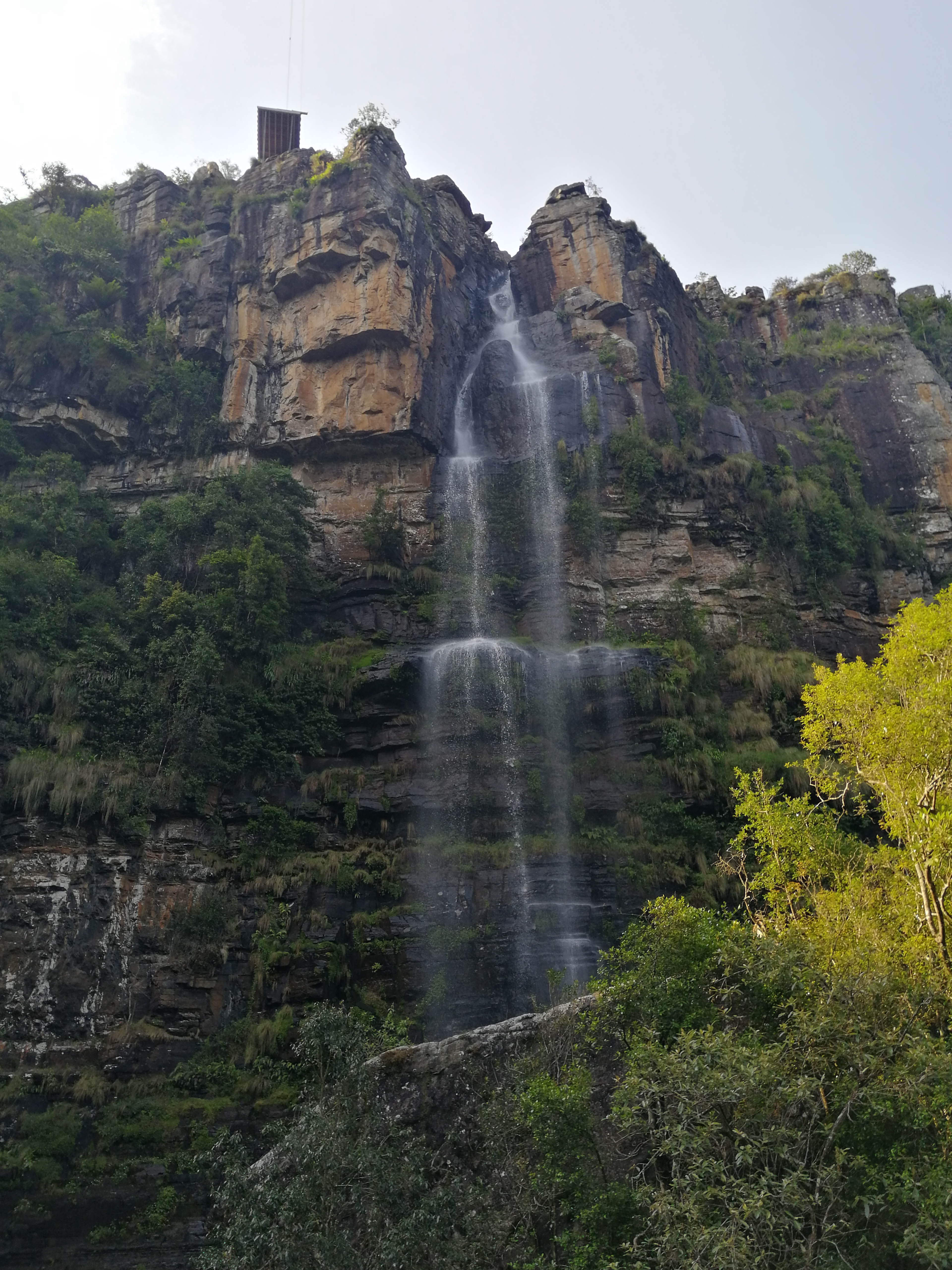 Wasserfall an steiler Felswand in einem südafrikanischen Naturreservat