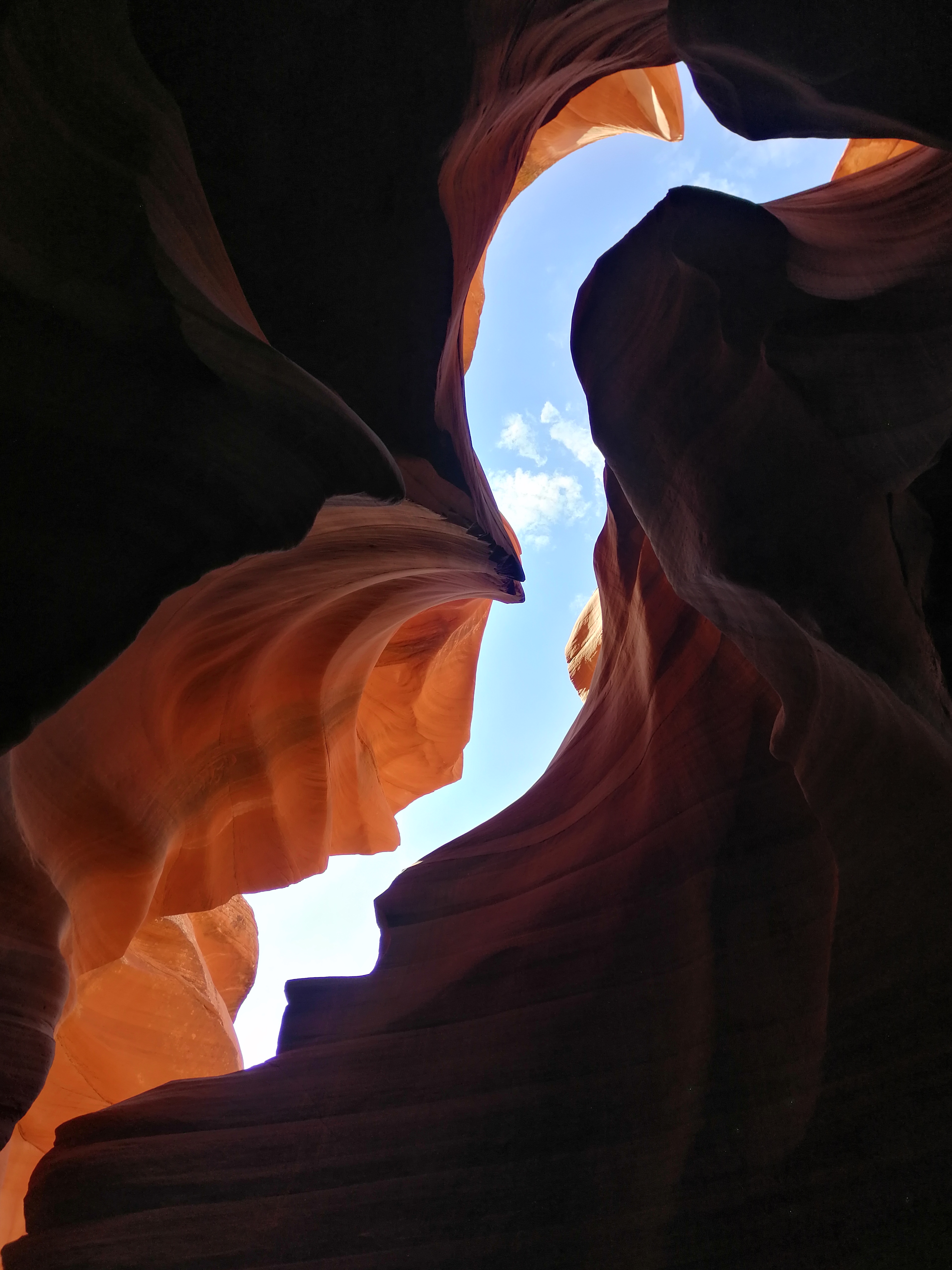 Antelope Canyon mit geschwungenen Sandsteinwänden in Arizona