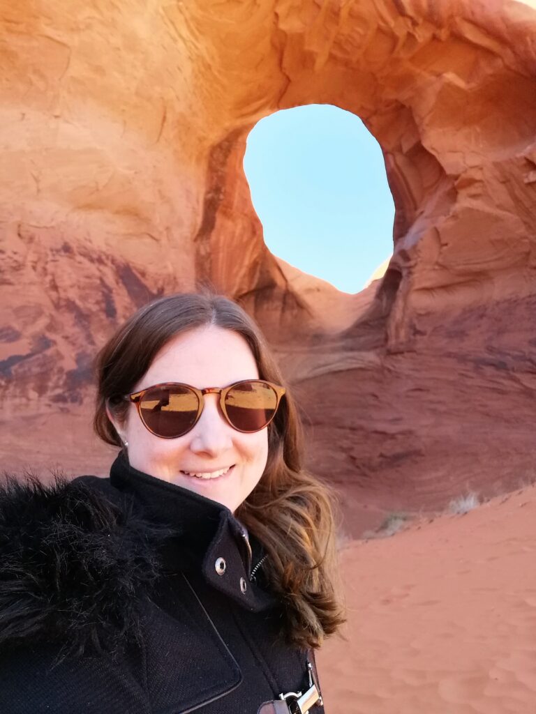 Larissa: Selfie vor rotem Sandsteinbogen im Arches Nationalpark, Utah