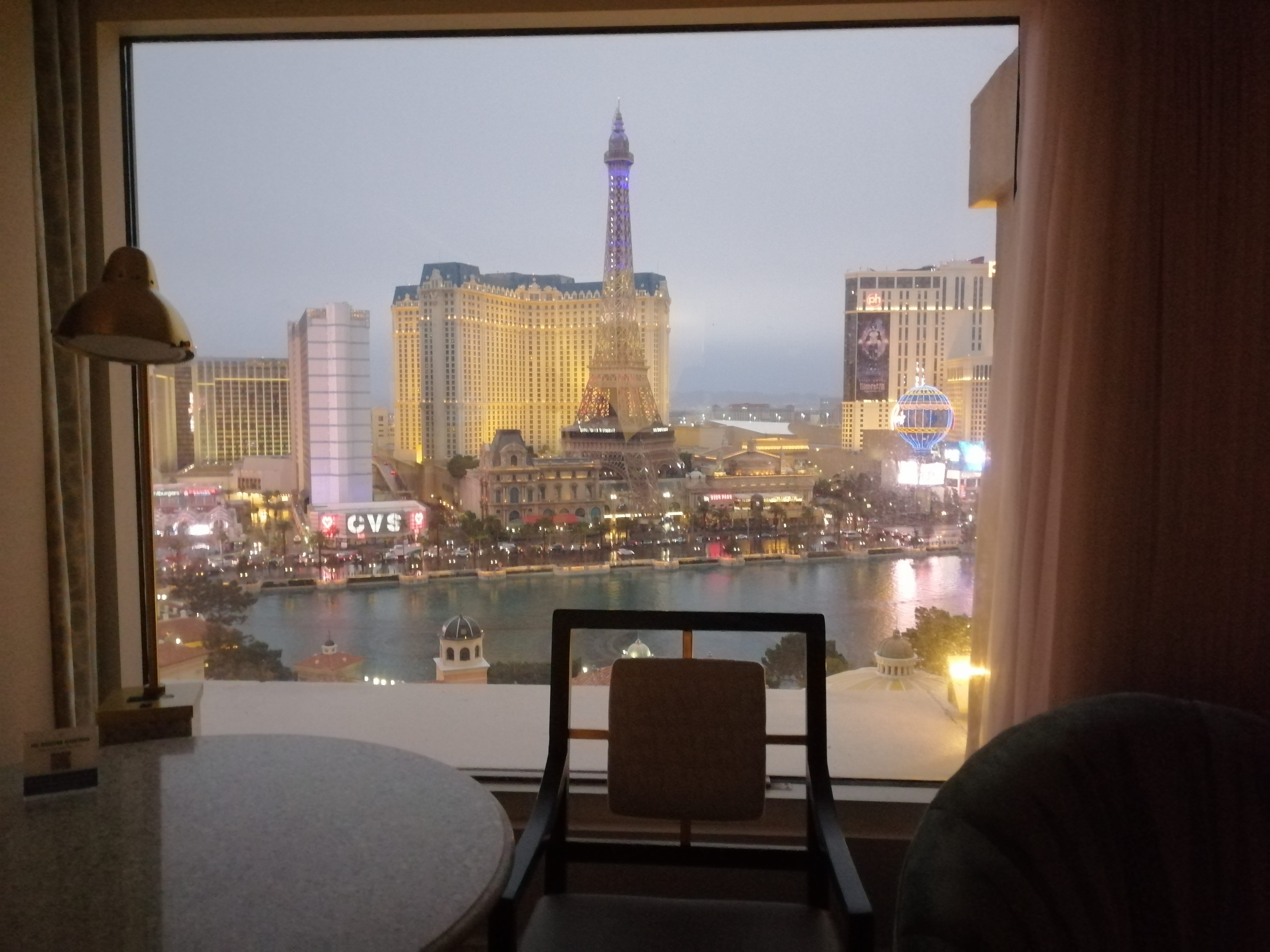 Blick aus Hotelzimmer auf den Las Vegas Strip bei Nacht, Nevada