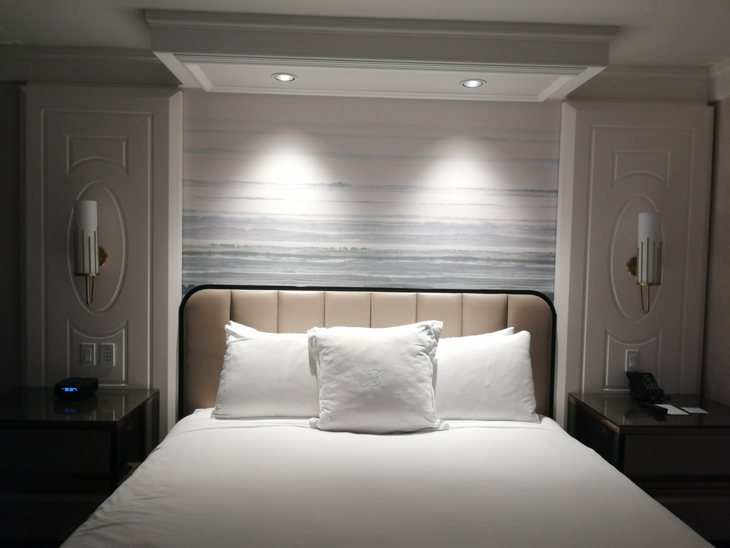 Minimalistisches Hotelzimmer mit Doppelbett und indirekter Beleuchtung in den USA