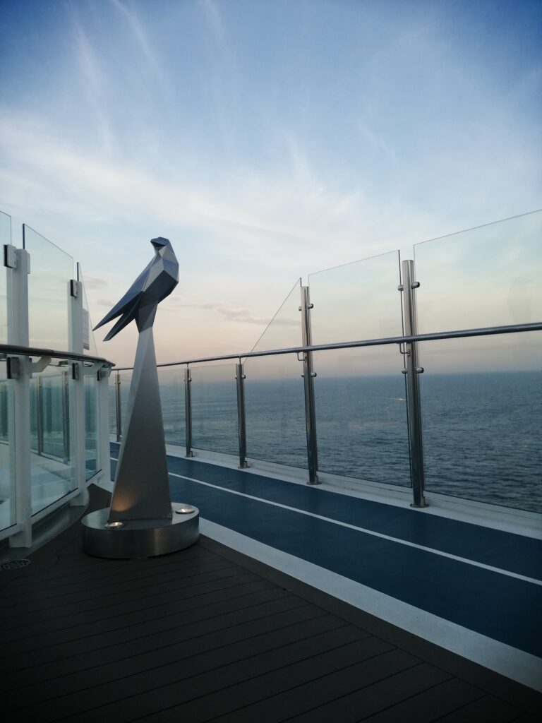 Aussichtsfernrohr auf dem Außendeck eines Kreuzfahrtschiffs bei Sonnenuntergang