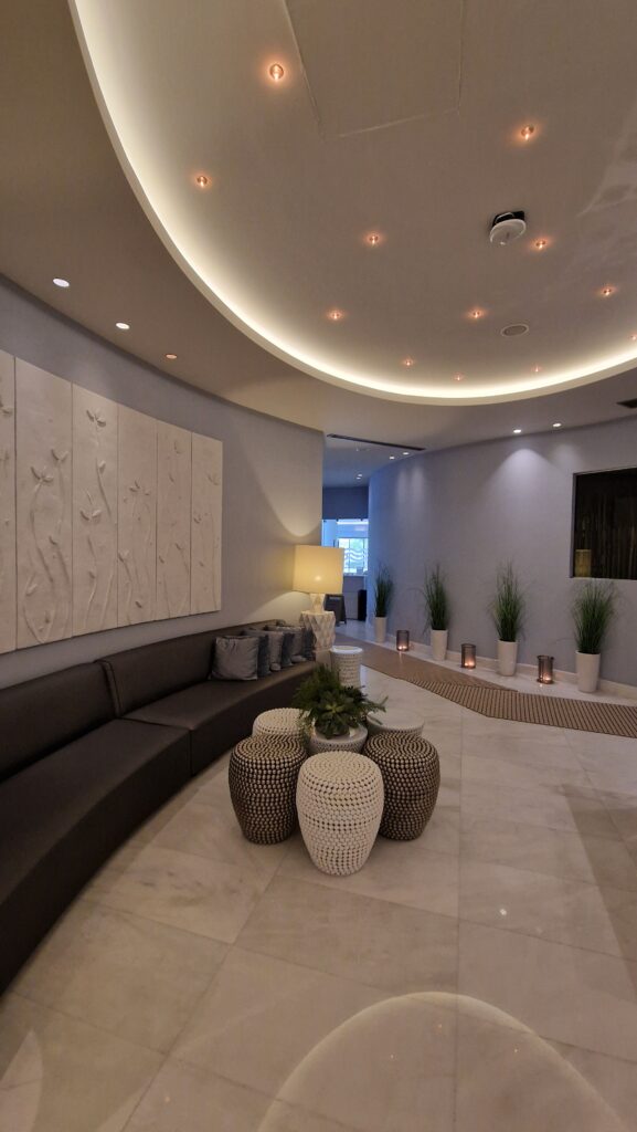 Wellnessbereich Eingang mit Couch und Pflanzen, designorientiert