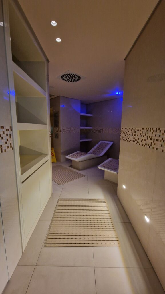 Wellnessbereich, Liegen mit Wärme, Moderner Spa-Bereich mit Liegen, Pflanzen und gedämpftem Licht