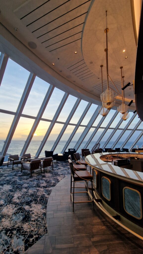 Ausblick in Bar auf Kreuzfahrtschiff mit Blick aufs Meer, am Bug.