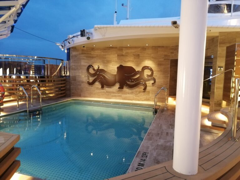 Pool auf einem Kreuzfahrtschiff, mit Lichtbeleuchtung