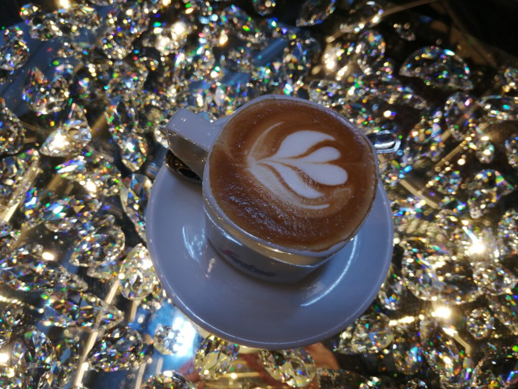 Cappuchino im Barista Stil auf einem Kreuzfahrtschiff auf der Swarowski Treppe