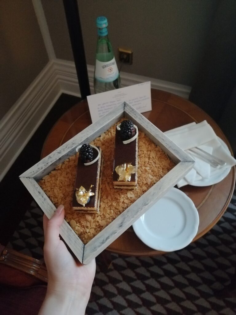 Willkommensgruß, Kuchen auf Tablett im Zimmer