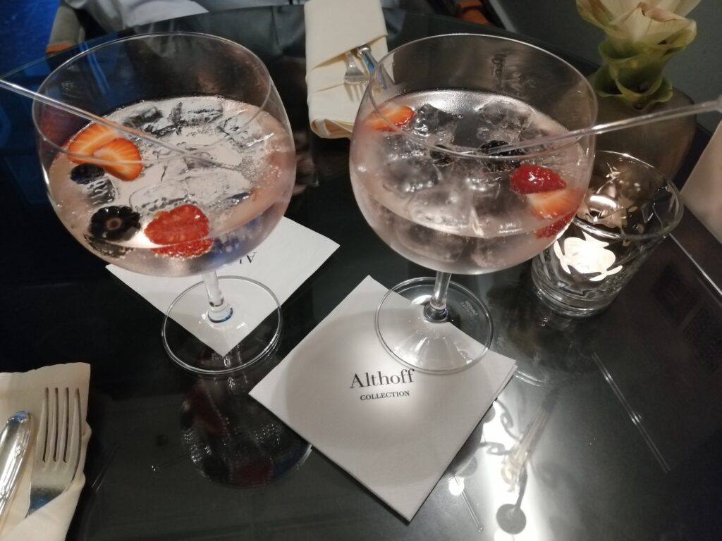 Drinks in der Hotelbar, Gin, Cocktails und Dessert auf Tisch in stilvoller Präsentation