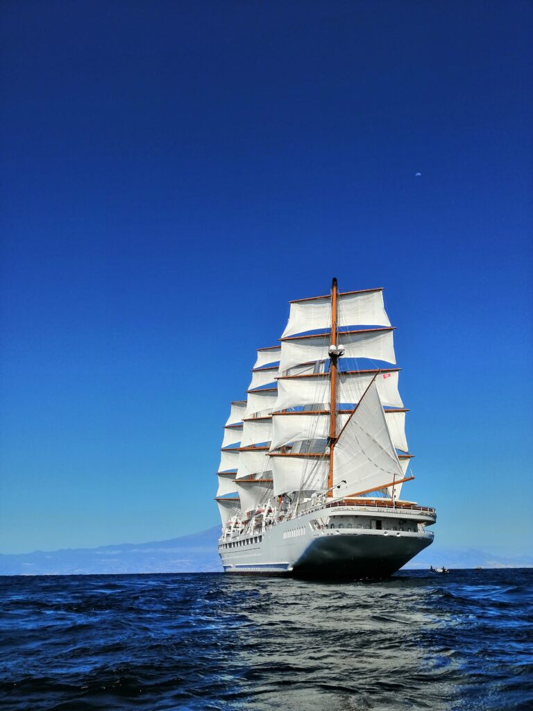 Segelschiff mit gesetzten Segeln auf dem Meer