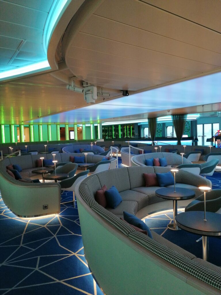 Kreuzfahrtbereich, Bar auf Schiff, sehr modern