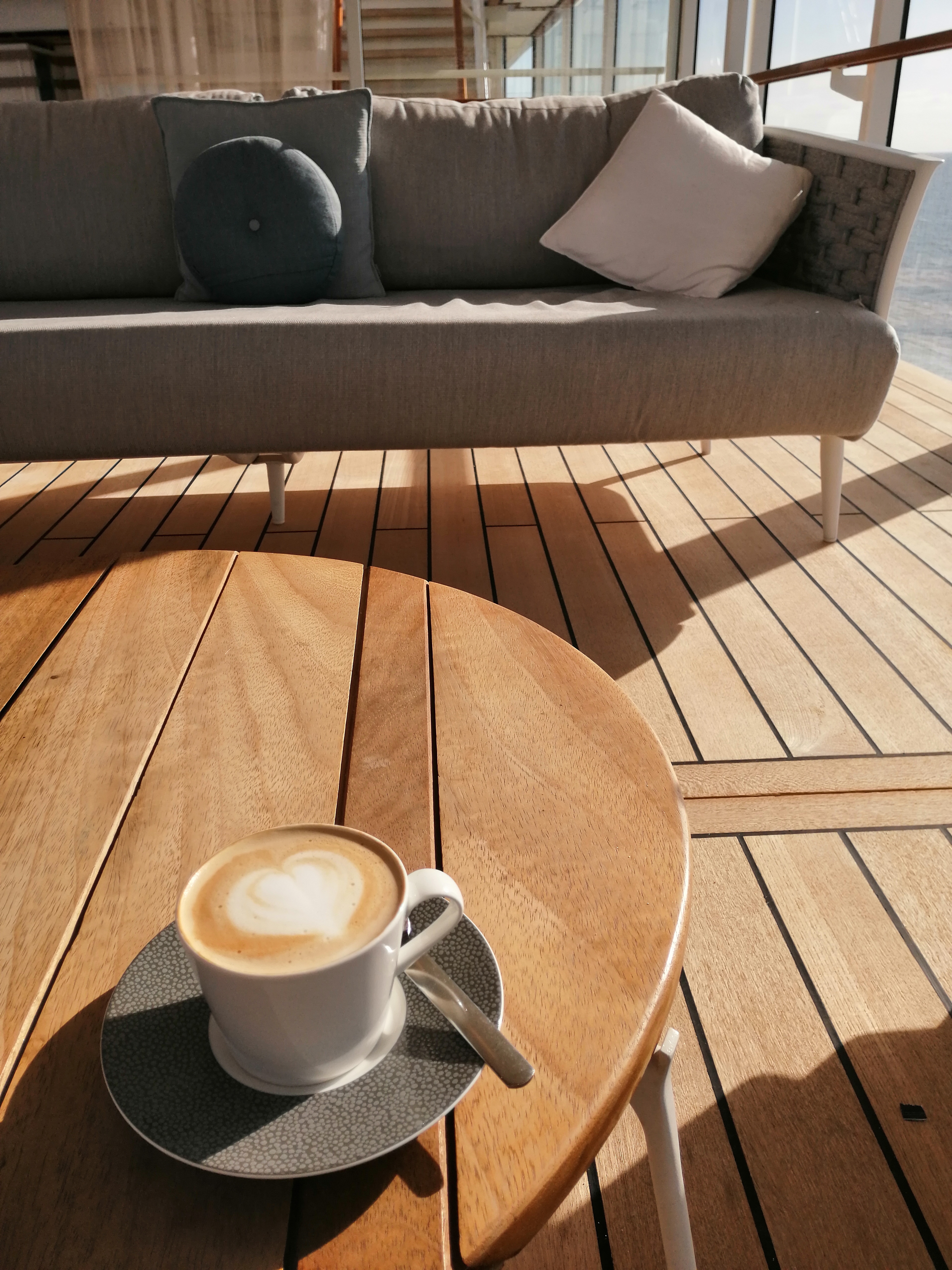 Cappuchino auf Deck in der Sonne, Barista Stil
