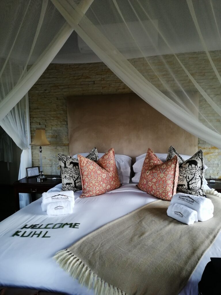 Himmelbett hochwertig mit Namen der Kunden, Bett mit Moskitonetz und dekorativen Kissen im Naturstil