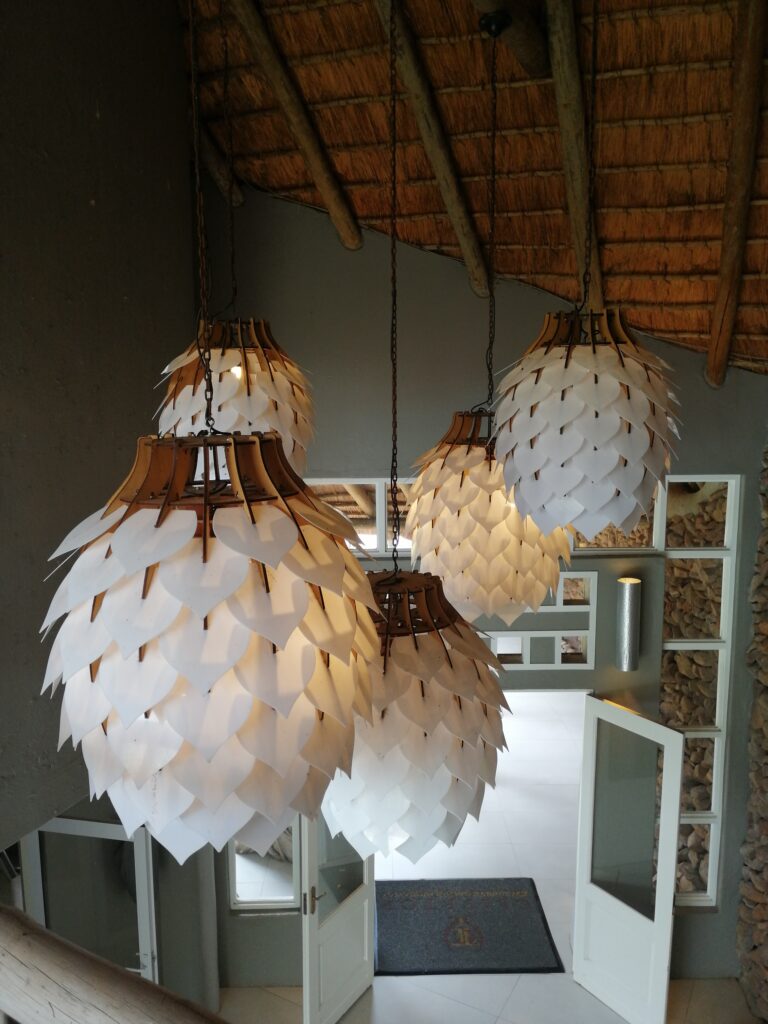 Designkorblampen, Afrikanischer Stil, Hängelampen aus Naturmaterial unter Holzdach