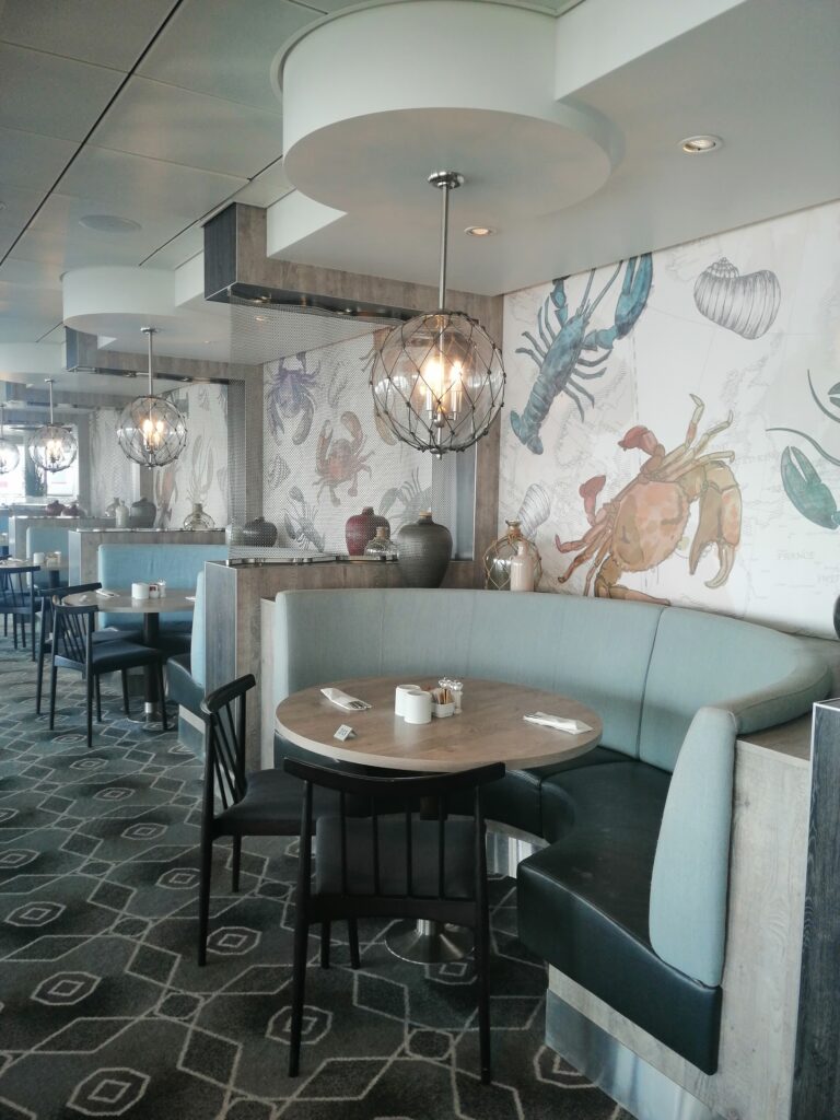 Restaurantbereich auf Schiff mit halbrunden Bänken und Tisch. Stilvoll.