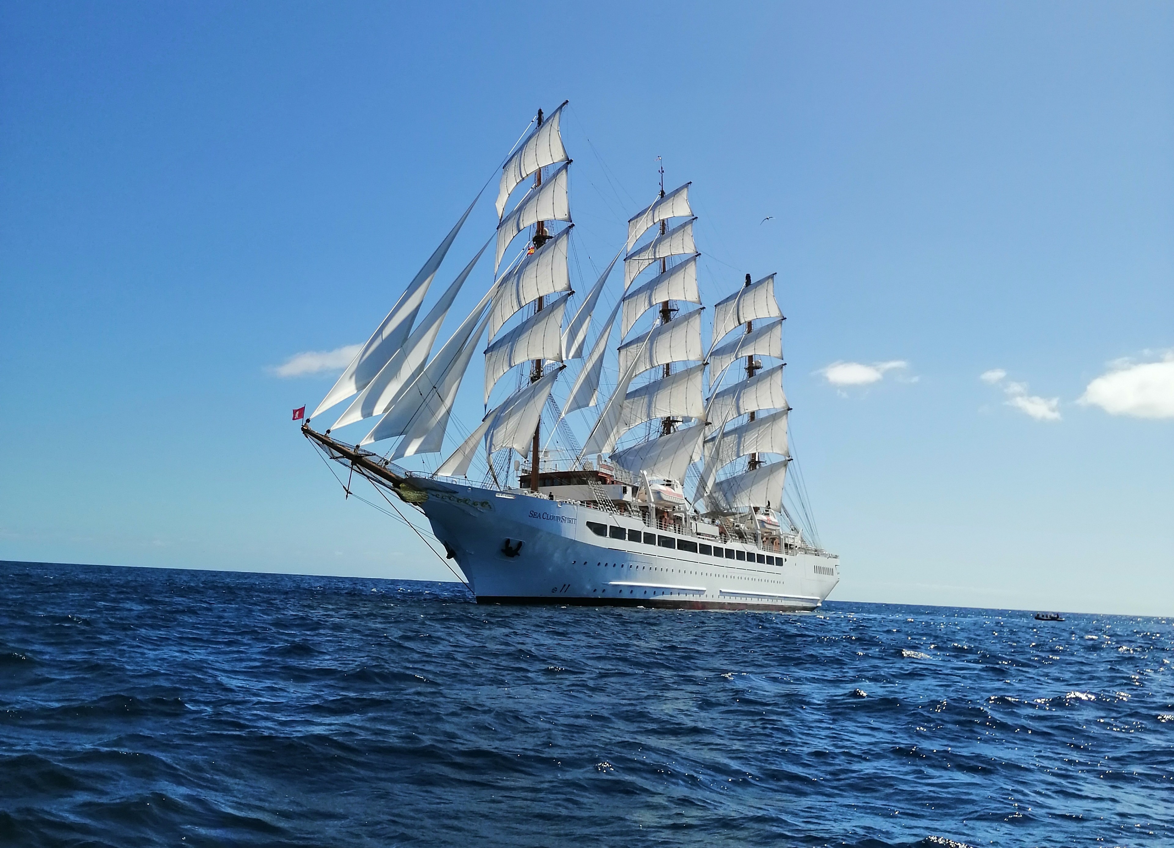 Segelschiff mit gesetzten Segeln auf dem Meer.